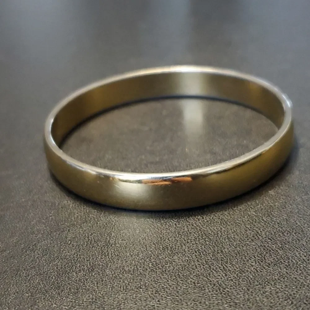 Monet gold tone bangle bracelet 7.75